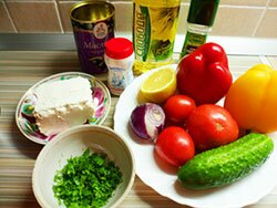 Овощной салат с сырными шариками и маслинами