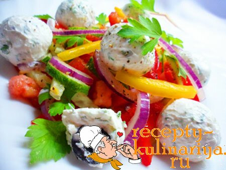Овощной салат с сырными шариками и маслинами