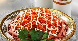 Салат с копченой колбасой рецепт с сухариками 